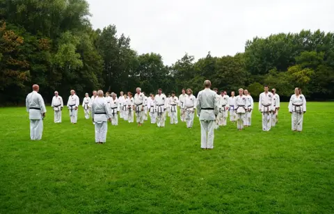 Groep in rijen tijdens de middagtraining op het veld