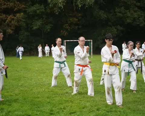 Groep oefent basistechnieken in kamae