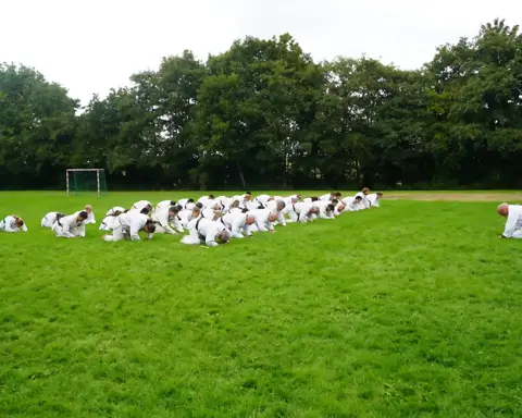 De groep buigt in zarei aan het einde van de training
