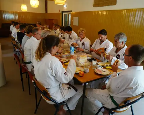 Ontbijt met de hele groep in het boshuis