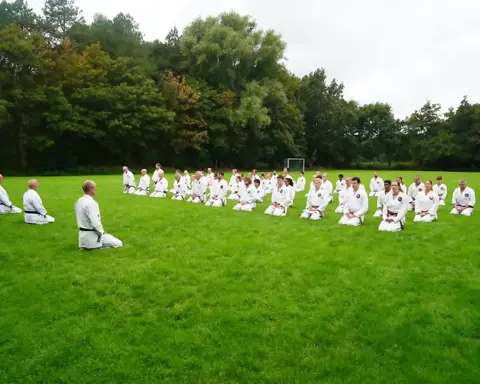 Grote groep in seiza tijdens de opening van de training