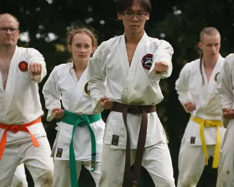 Karateka's geconcentreerd tijdens een stoottechniek