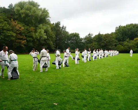 Karateka's oefenen schoptechnieken op stootkussens