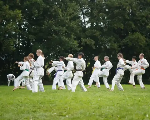 Karateka's oefenen stoten in de lijn