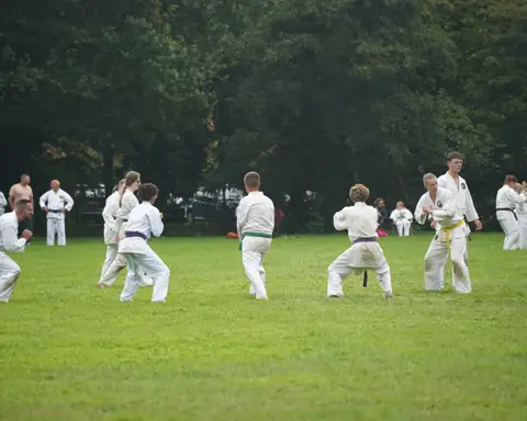 Karateka voert een stoottechniek uit met de jo-staf