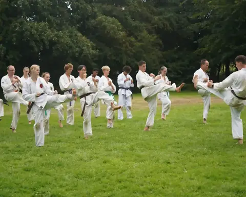 Karateka's oefenen gezamenlijk schoptechnieken