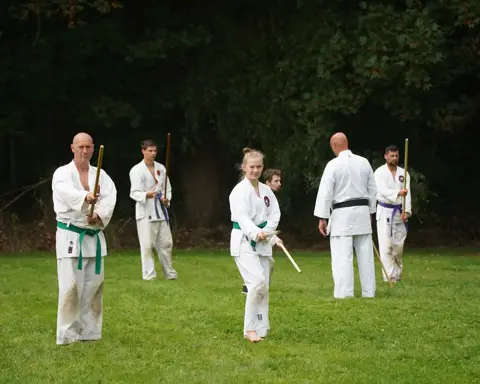 Karateka's met jo-staf in uitgangshouding