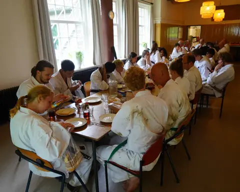 Deelnemers lunchen na een intensieve trainingsochtend
