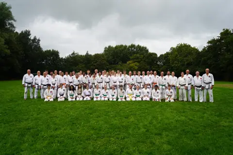 Groepsfoto van alle 55 karateka's van de gasshuku 2026