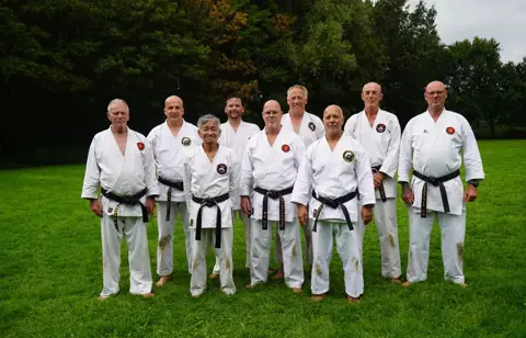 Zwarte banden poseren samen tijdens de weekendtraining