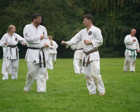 Sensei oefent kumite met een karateka met bruine band