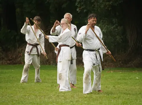 Jo-training onder leiding van de sensei