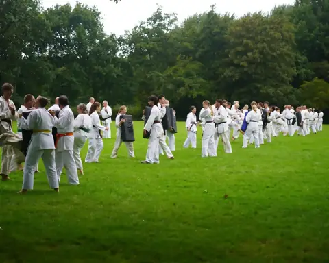 Partneroefening met stootkussens tijdens de weekendtraining