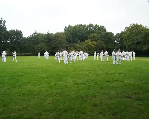 Overzicht van het veld met alle deelnemers aan de weekendtraining