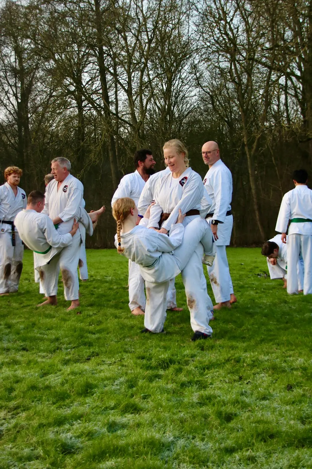 Streekbostraining 2026 - karategroep bij het bevroren meer