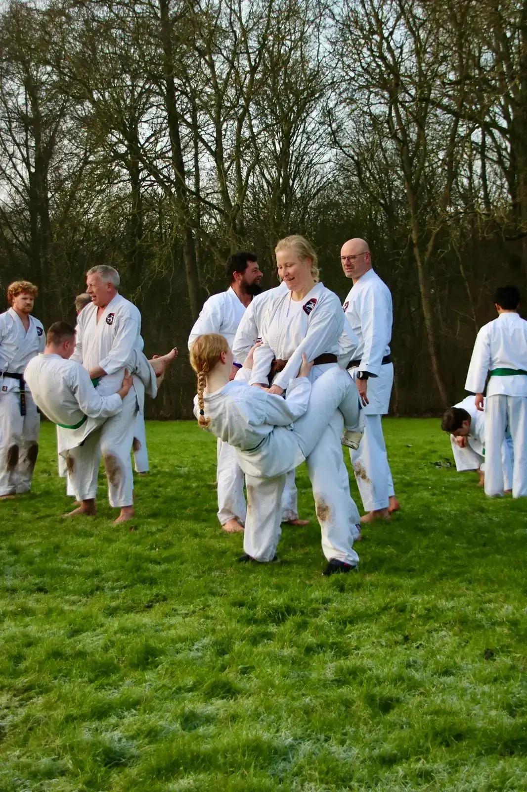 Partneroefeningen tijdens de buitentraining in het Streekbos