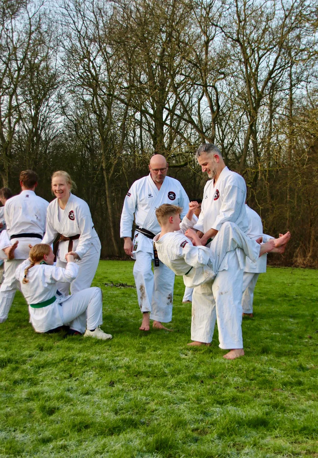 Jeugd en volwassenen trainen samen in het Streekbos