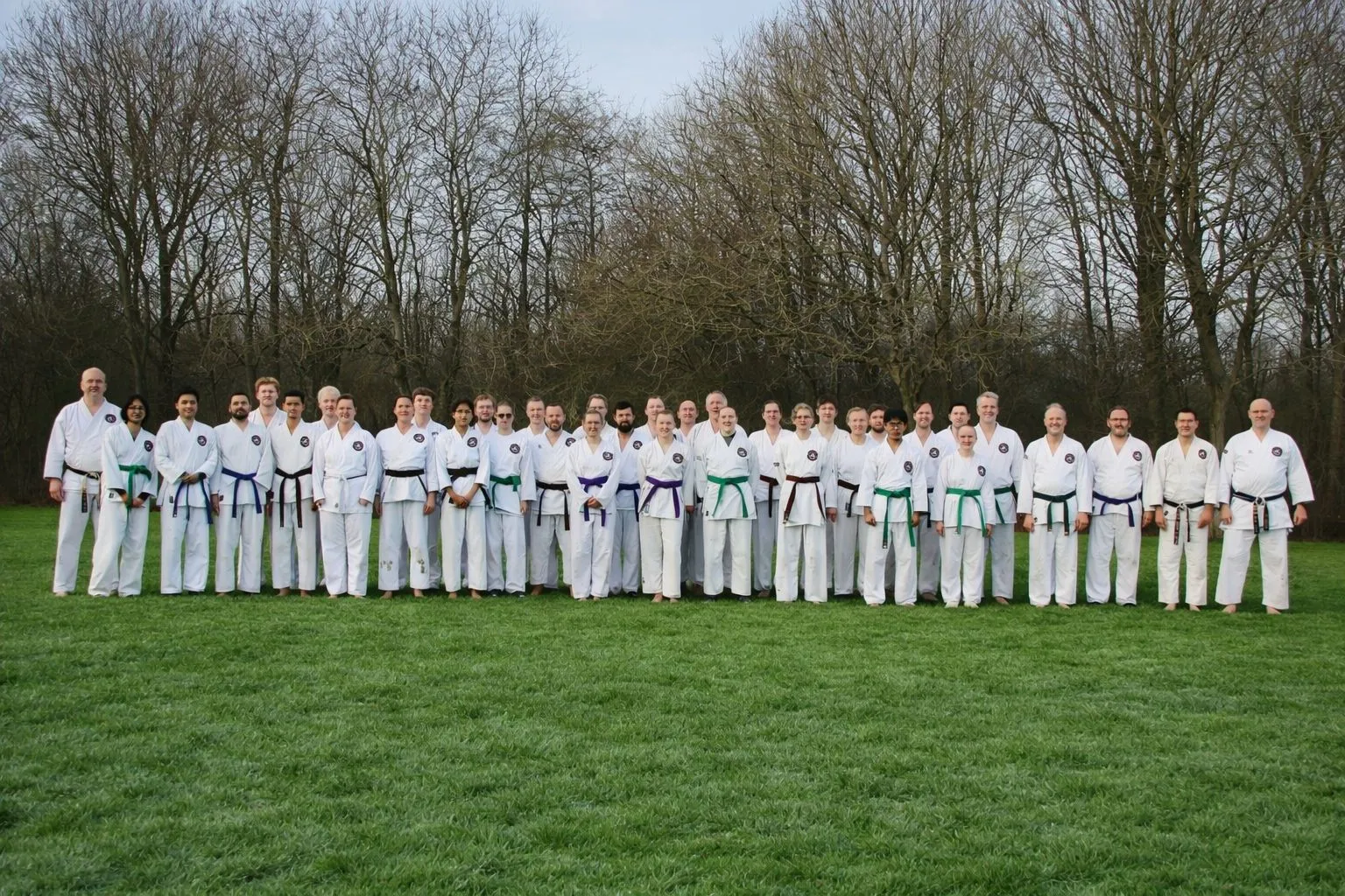 Streekbostraining 2026 - karategroep bij het bevroren meer