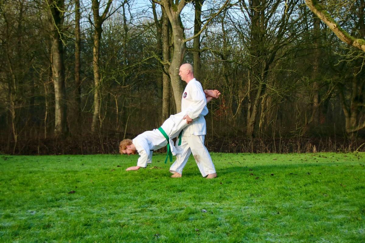 Kruiwagenloop oefening tijdens de buitentraining