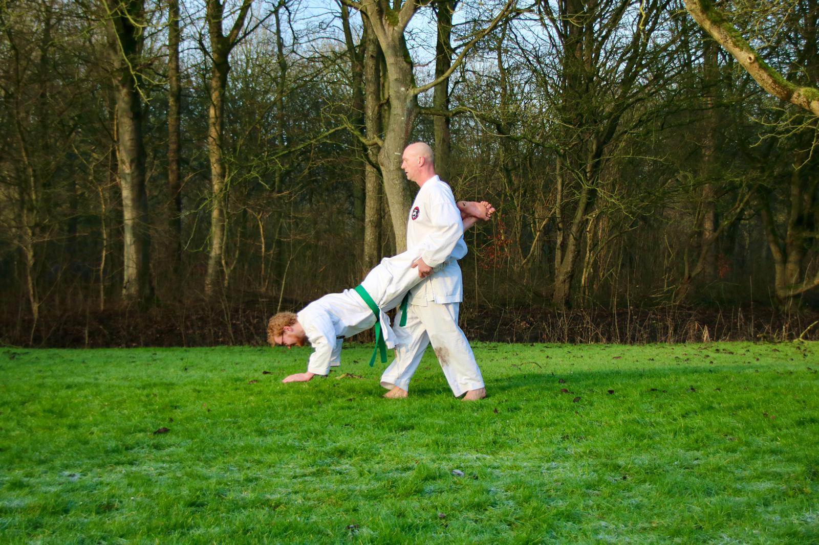 Kruiwagenloop oefening tijdens de buitentraining
