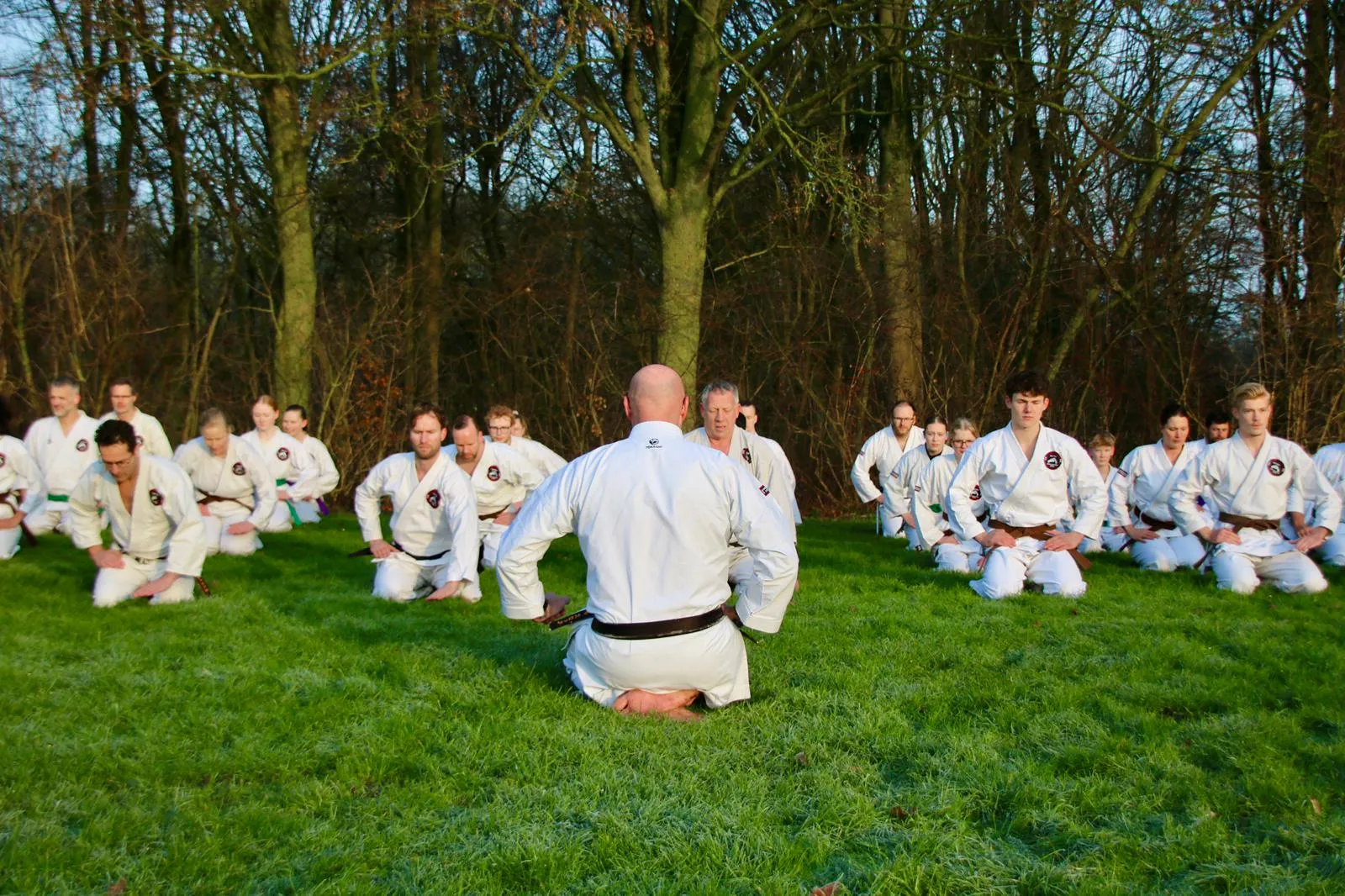 Sensei leidt de groep in seiza tijdens de Streekbostraining