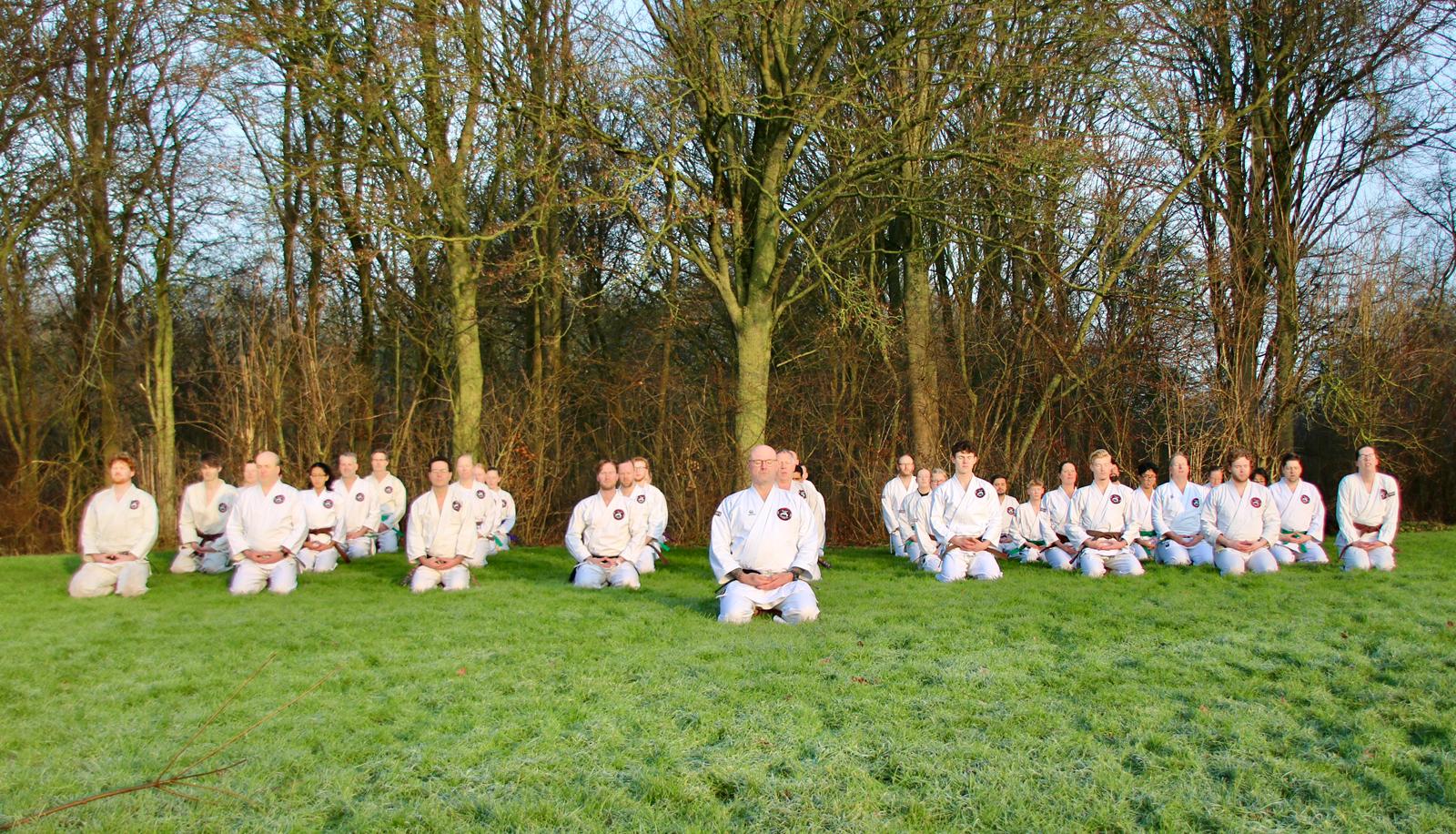 Karateka's in seiza positie tijdens Streekbostraining 2026
