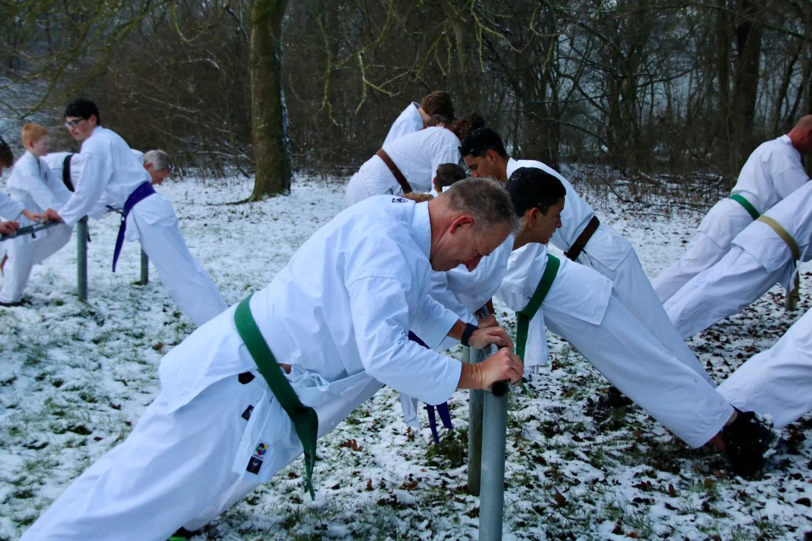 Leerlingen drukken op via fietsenrek in de sneeuw
