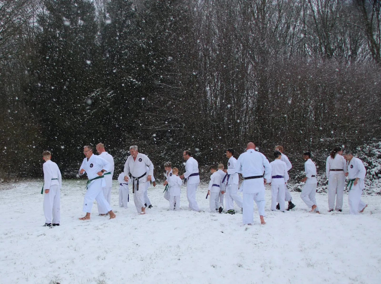 Groepstraining in de sneeuw met vallende sneeuwvlokken